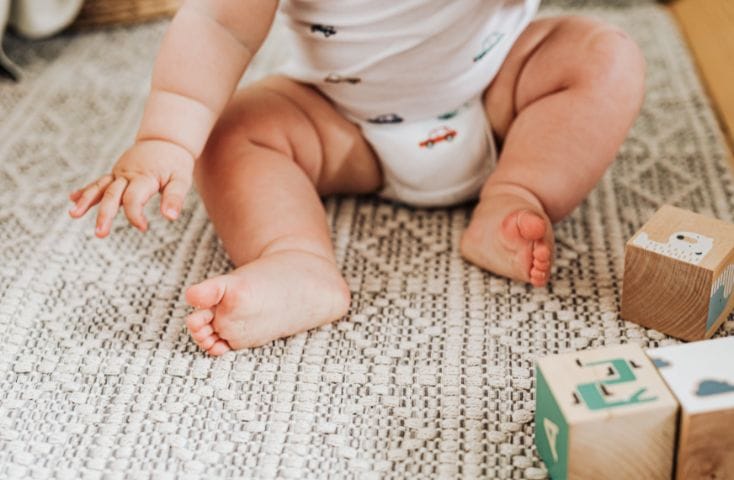 bimbo seduto con zoom sul pannolino, come si dice pannolino in inglese