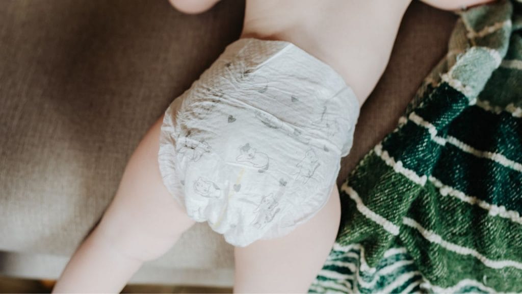 bimbo a pancia in giù con primo piano del pannolino, come si dice pannolino in inglese