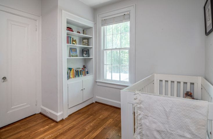 Cameretta con lettino e armadio-libreria, come si dice cameretta in inglese