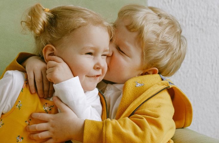 fratellini che si abbracciano, come si dice ti voglio bene in inglese