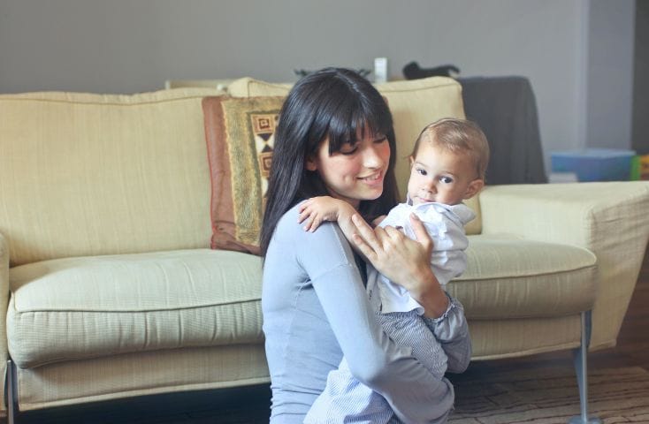 mamma che tiene in braccio un bimbo piccolo, come si dice mamma in inglese