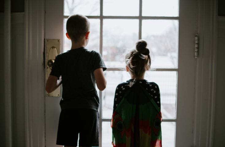 bambini che guardano fuori dalla finestra come per aspettare qualcosa dalla finestre in attesa di Babbo Natale , come si dice Vigilia di Natale in inglese
