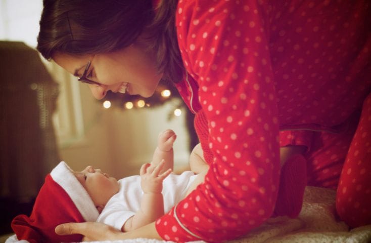 Mamma e bimbo neonato con cappello di Babbo Natale, come si dice Babbo Natale in inglese