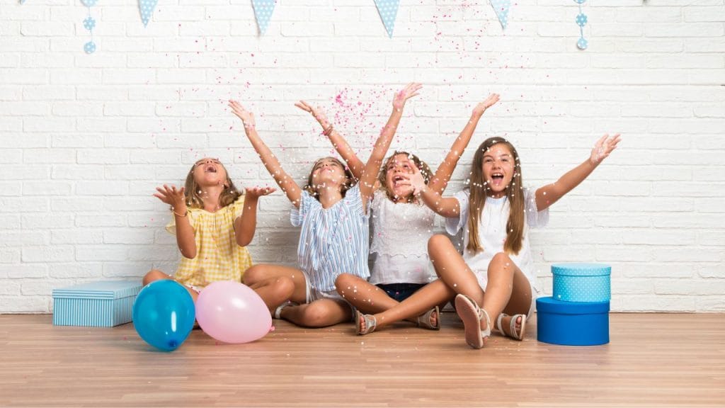 Bambini che gioiscono, tanti auguri, come si dice tanti auguri in inglese