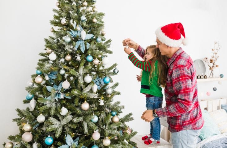 papà e figlia che fanno l'albero di Natale, come si dice albero di Natale in inglese