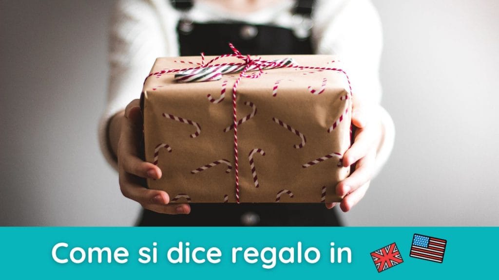 mani di ragazzina che porgono un regalo incartato in carta da pacco con i bastoncini di zucchero