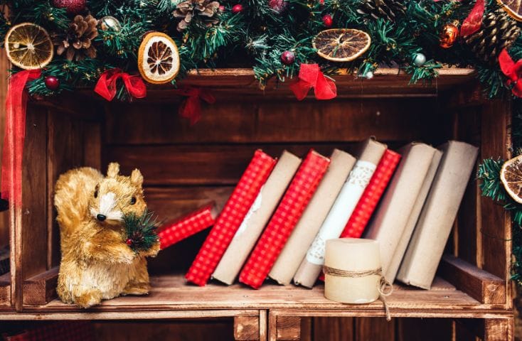 Libri di Natale in una libreria decorata