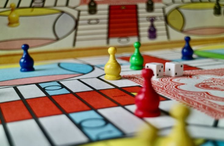 pedine, dadi e tabellone di un gioco da tavolo