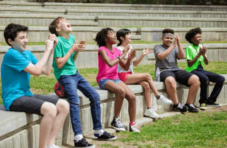 gruppo multietnico di bambini che incoraggia