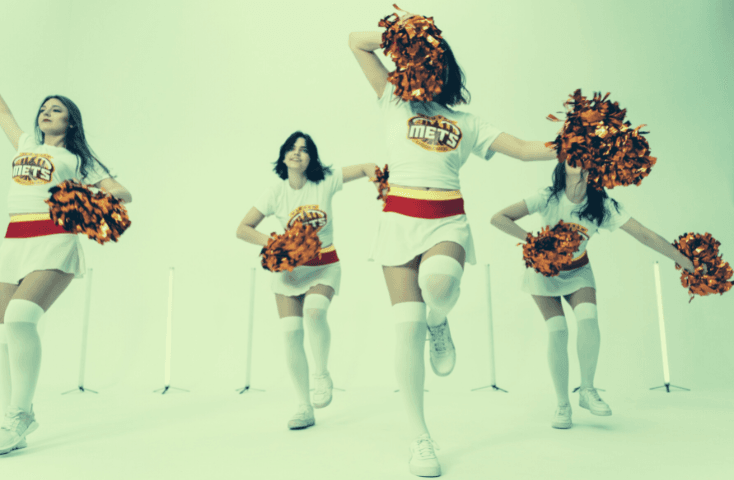 ragazze cheerleader con pon pon