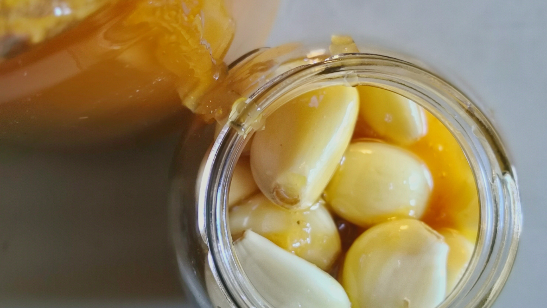 Miele all'Aglio Fermentato: Benefici, Ricette e Usi Culinari Miele all'Aglio Fermentato: Benefici, Ricette e Usi Culinari