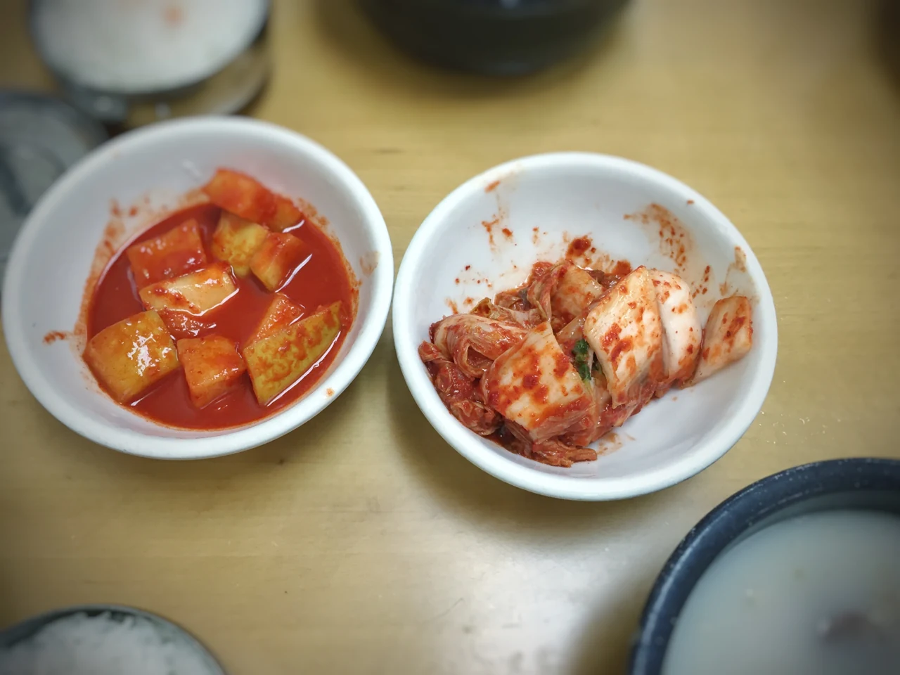 Kimchi di ravanello e di cavolo serviti in due ciotole