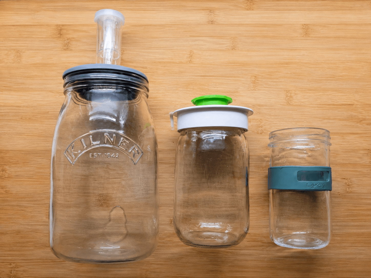 Tre recipienti del confronto: vaso Kilner con gorgogliatore, vaso con coperchio a valvola e vaso Lékué