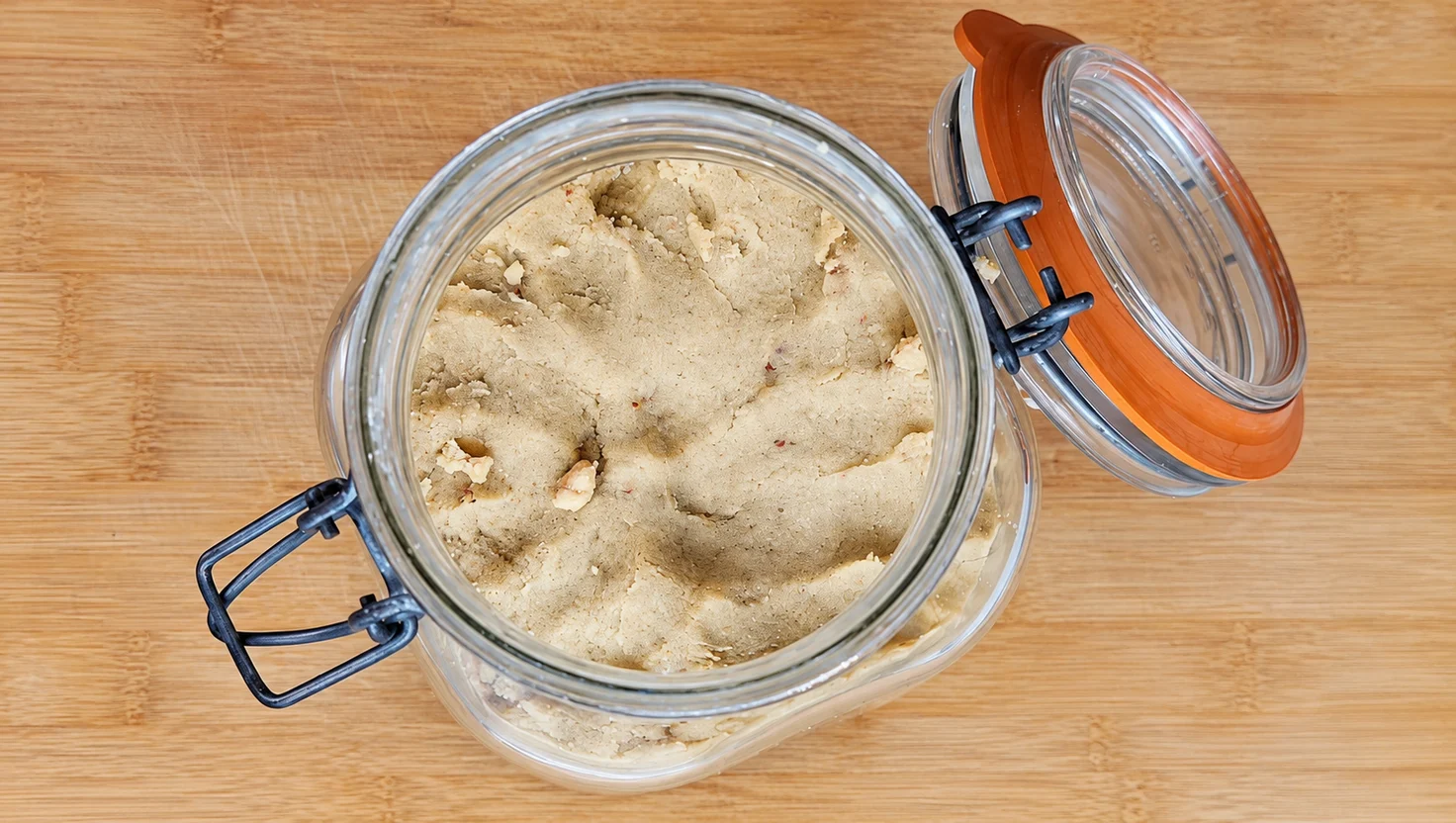 Miso di castagne appena preparato e compattato in un vaso di vetro aperto, prima della copertura